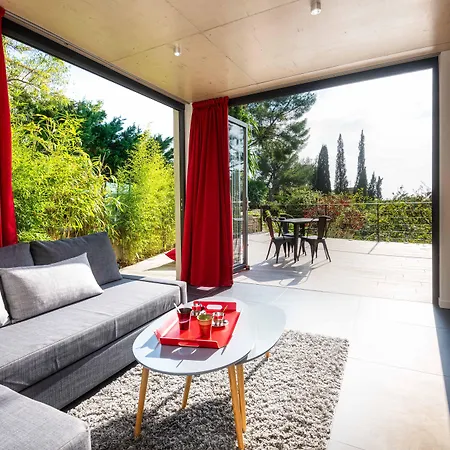 The Address Cassis