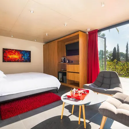 The Address Cassis