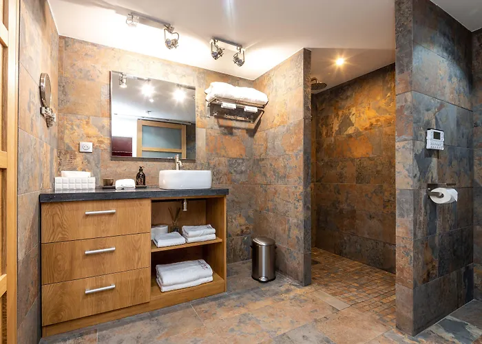 ゲストハウス The Address カシ