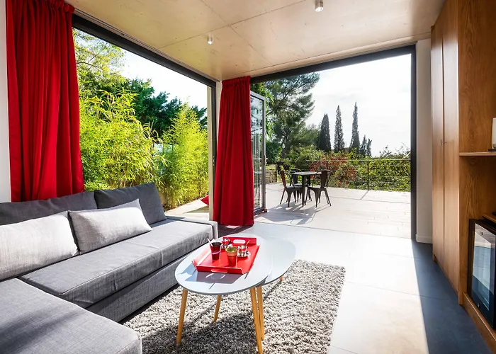 The Address Cassis